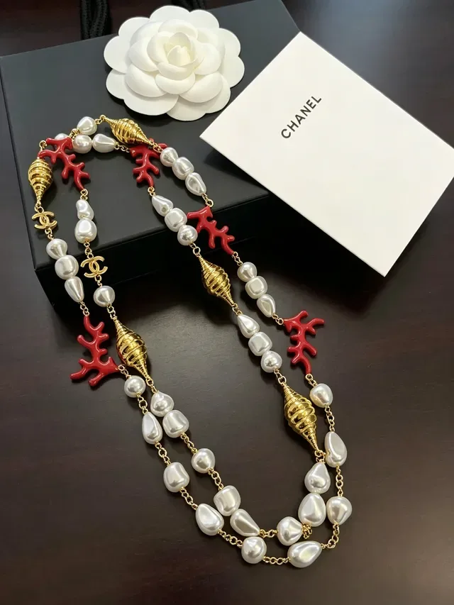 Colar Chanel com pérolas barrocas e coral vermelho em tom dourado 6