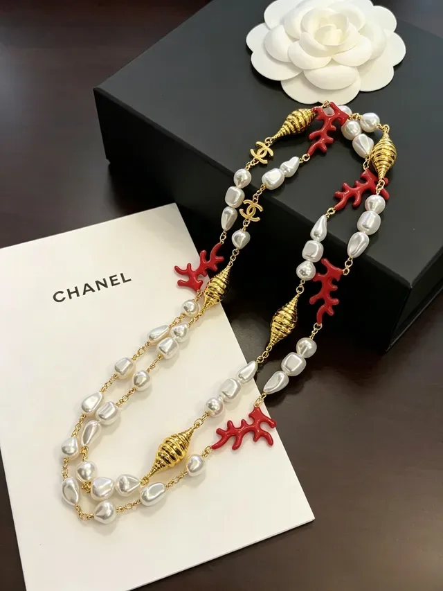 Colar Chanel com pérolas barrocas e coral vermelho em tom dourado 7