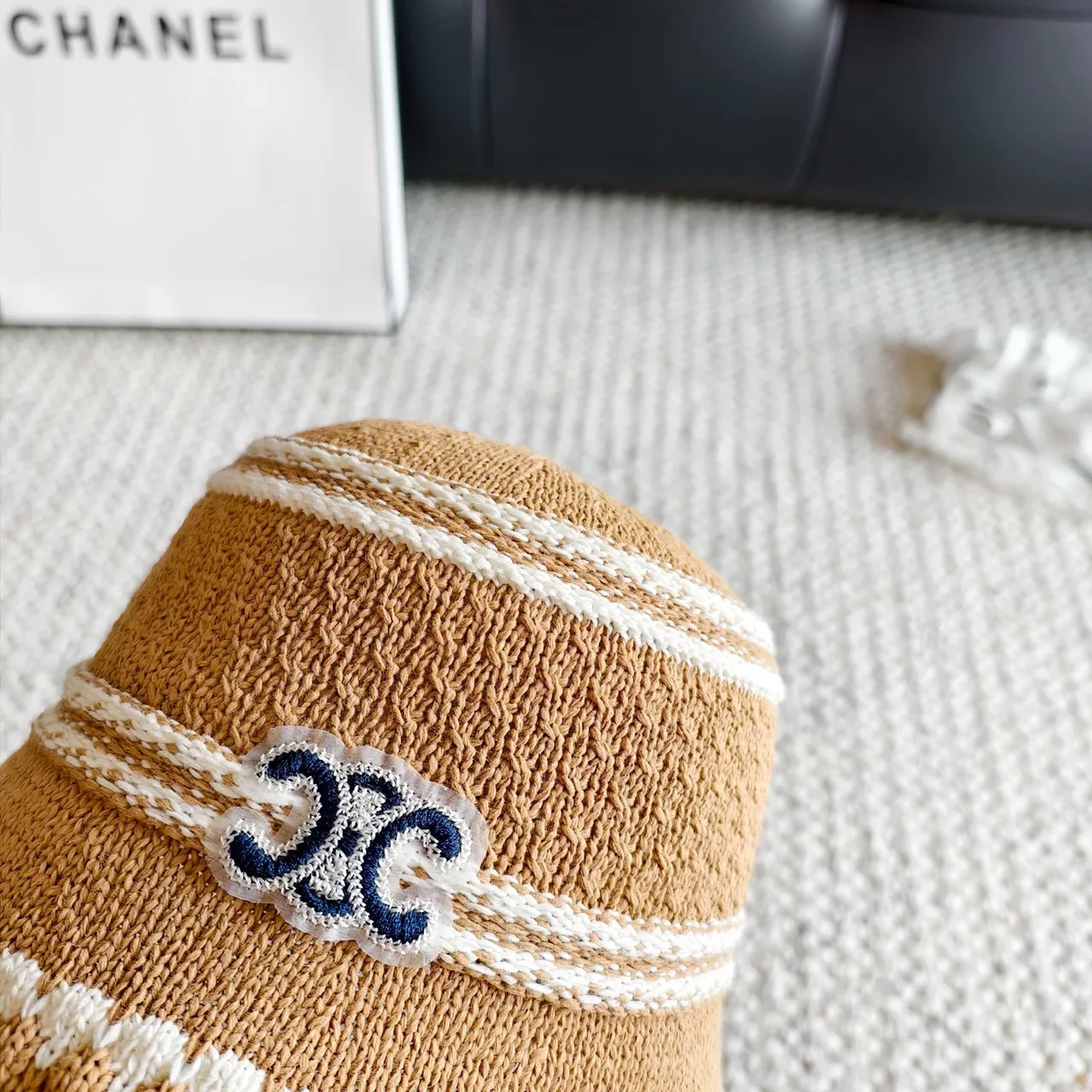 Chanel sombrero de cubo de paja trenzada beige y azul 3