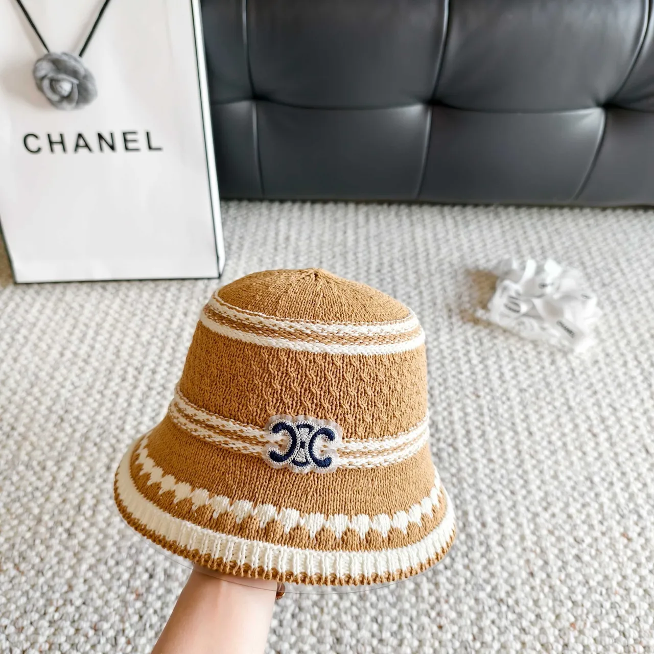 Chanel sombrero de cubo de paja trenzada beige y azul 5