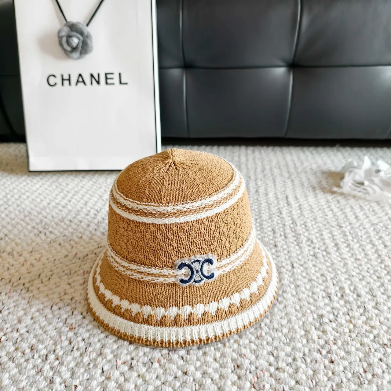 Chanel sombrero de cubo de paja trenzada beige y azul 6
