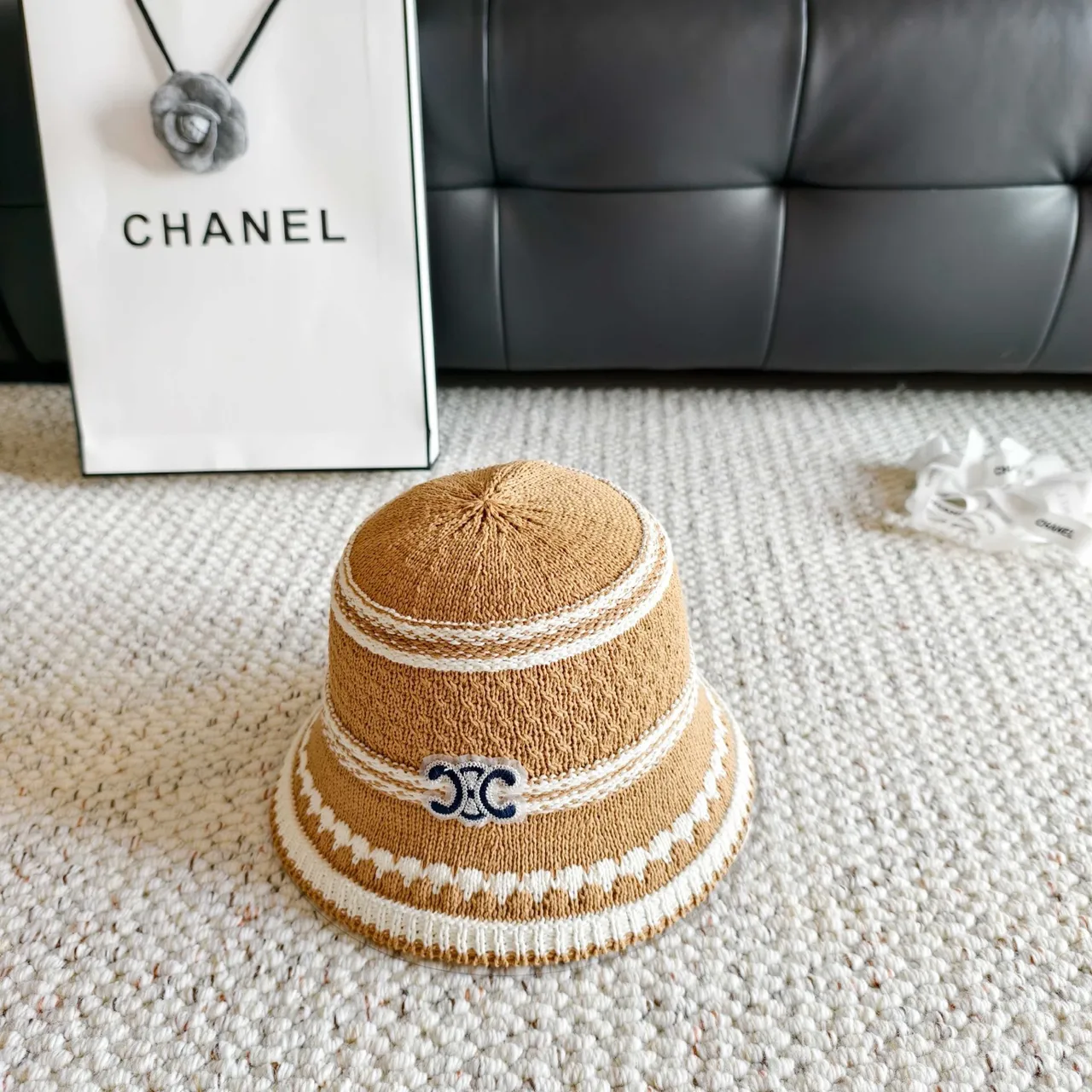 Chanel sombrero de cubo de paja trenzada beige y azul 7