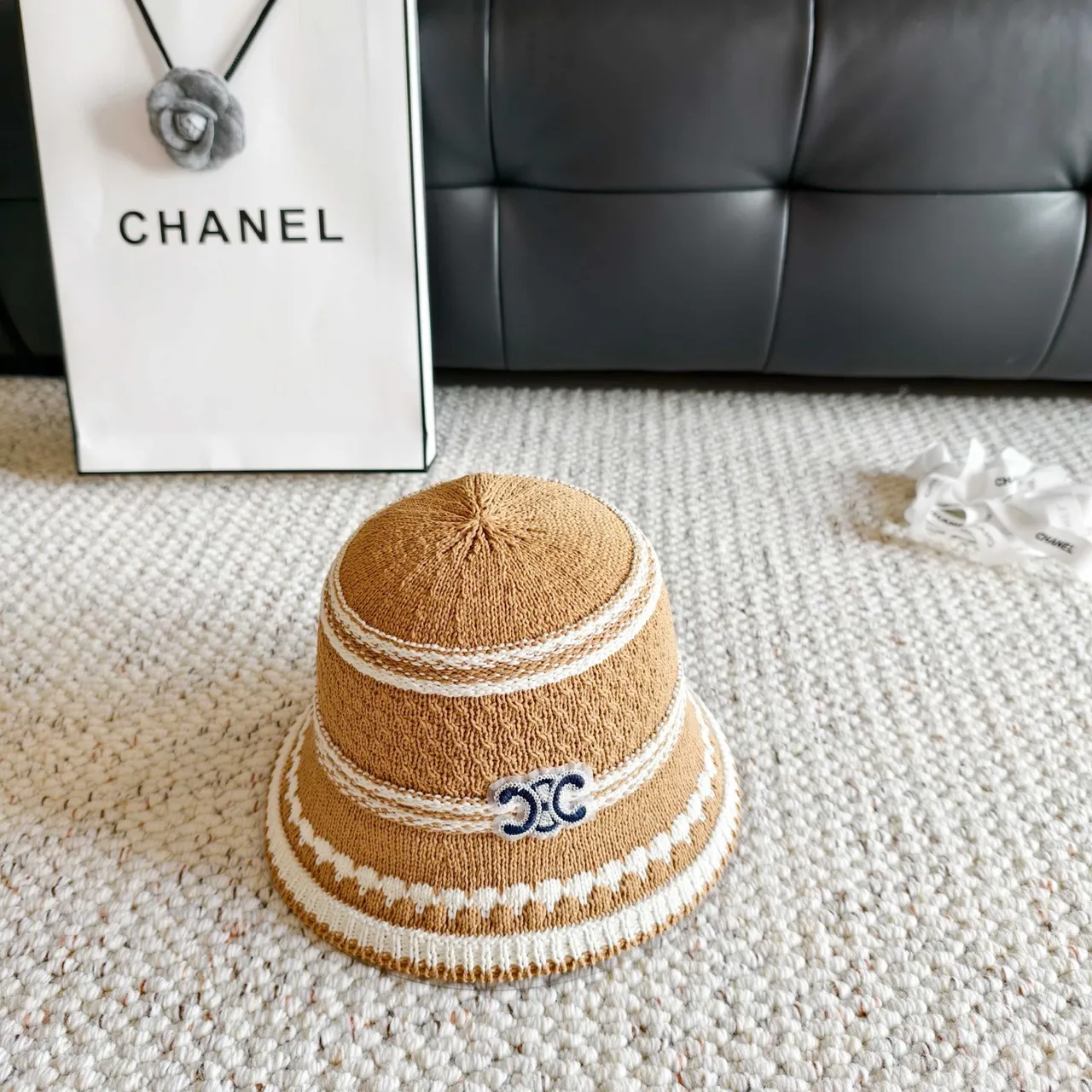 Chanel sombrero de cubo de paja trenzada beige y azul 8