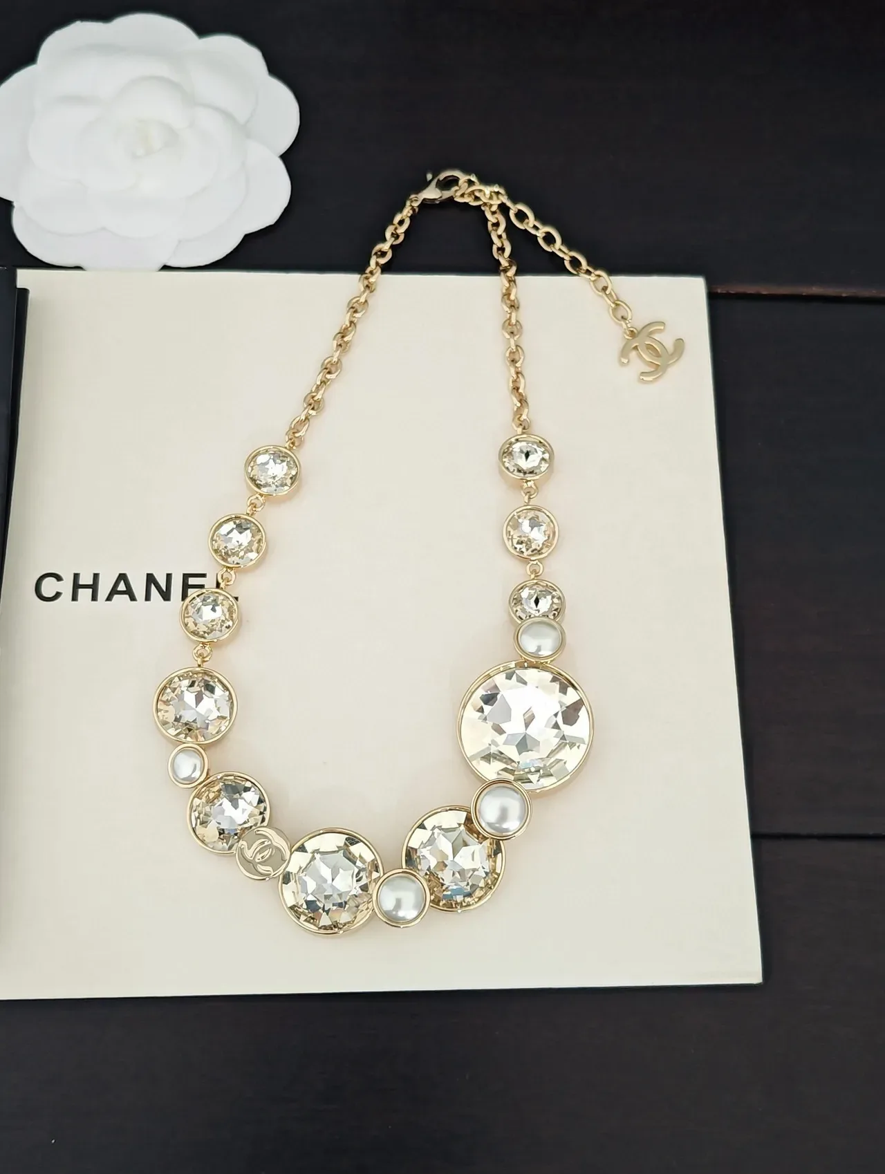 Chanel Collar Bib con Cristales y Perlas 2