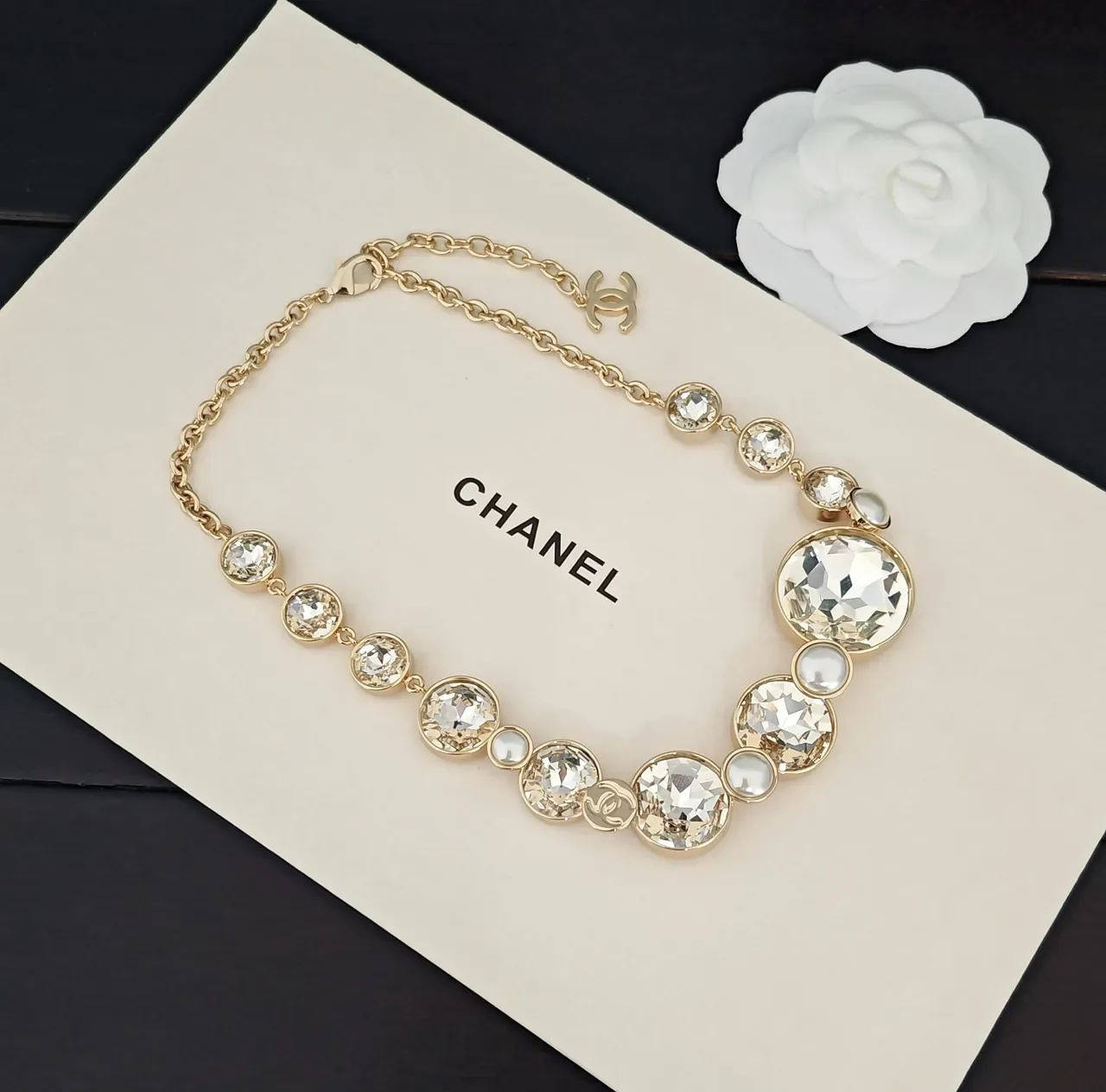 Chanel Collar Bib con Cristales y Perlas 4
