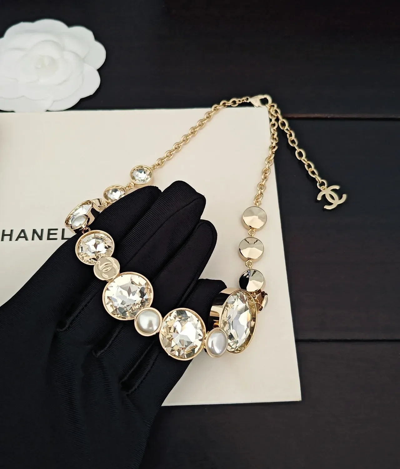 Chanel Collar Bib con Cristales y Perlas 5
