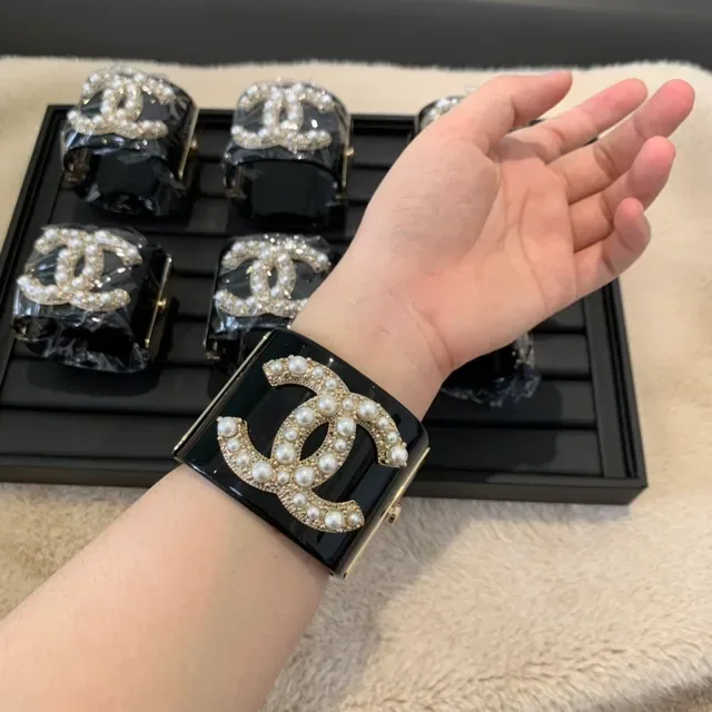 Chanel কালো সোনা গ্লসি ল্যাকার মুক্তা সজ্জিত CC Logo এনভেলপ ক্লাচ 2