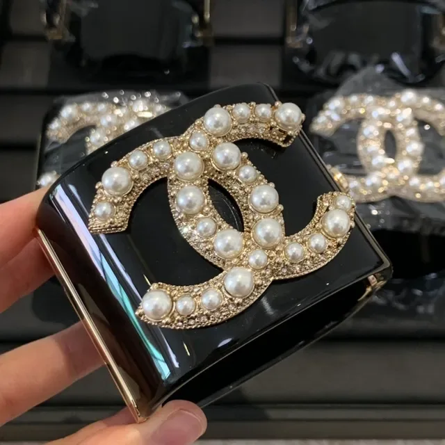 Chanel কালো সোনা গ্লসি ল্যাকার মুক্তা সজ্জিত CC Logo এনভেলপ ক্লাচ 3