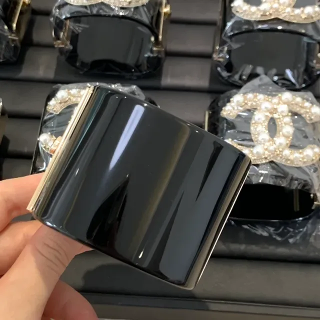 Chanel কালো সোনা গ্লসি ল্যাকার মুক্তা সজ্জিত CC Logo এনভেলপ ক্লাচ 4