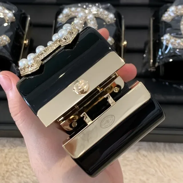 Chanel কালো সোনা গ্লসি ল্যাকার মুক্তা সজ্জিত CC Logo এনভেলপ ক্লাচ 5