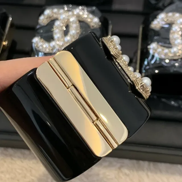 Chanel কালো সোনা গ্লসি ল্যাকার মুক্তা সজ্জিত CC Logo এনভেলপ ক্লাচ 6