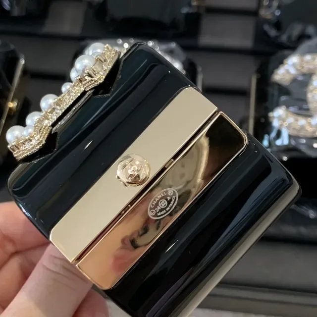 Chanel কালো সোনা গ্লসি ল্যাকার মুক্তা সজ্জিত CC Logo এনভেলপ ক্লাচ 7