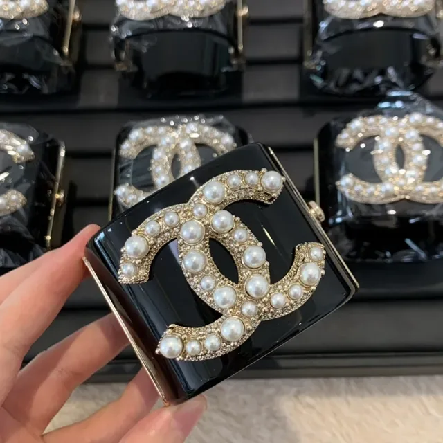 Chanel কালো সোনা গ্লসি ল্যাকার মুক্তা সজ্জিত CC Logo এনভেলপ ক্লাচ 8