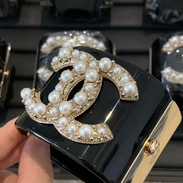 Chanel কালো সোনা গ্লসি ল্যাকার মুক্তা সজ্জিত CC Logo এনভেলপ ক্লাচ 9