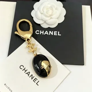 Chanel قلادة بيضاوية مينا سوداء ذهبية أجهزة المجوهرات