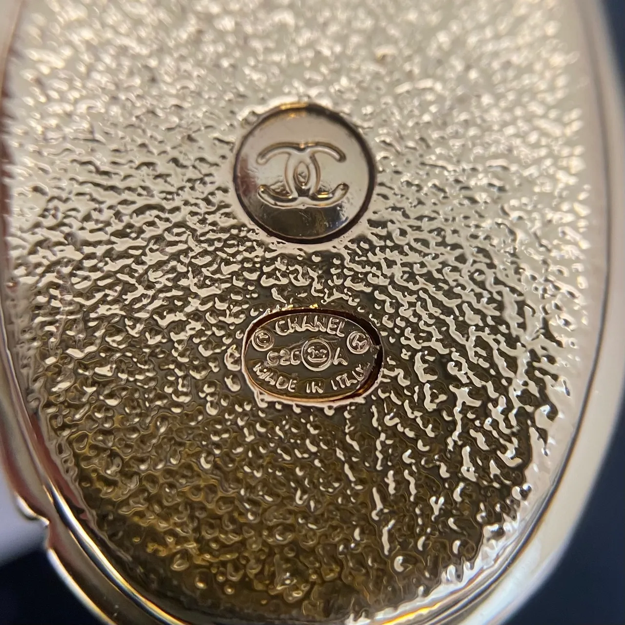 Chanel Pendentif Ovale Émail Noir et Or Bijouterie Hardware 2