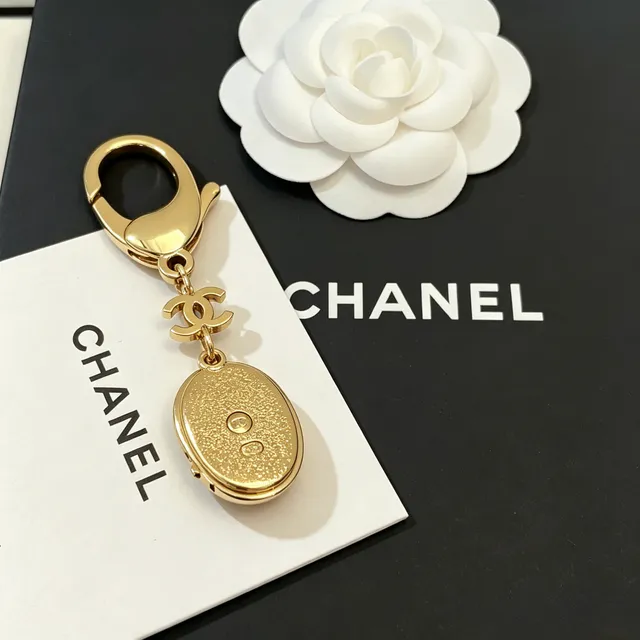 Chanel Pendentif Ovale Émail Noir et Or Bijouterie Hardware 3