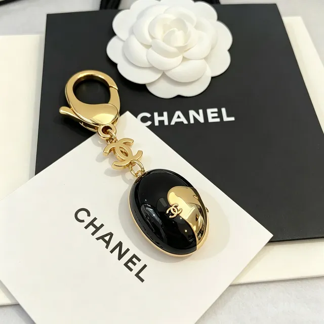 Chanel Pendentif Ovale Émail Noir et Or Bijouterie Hardware 4