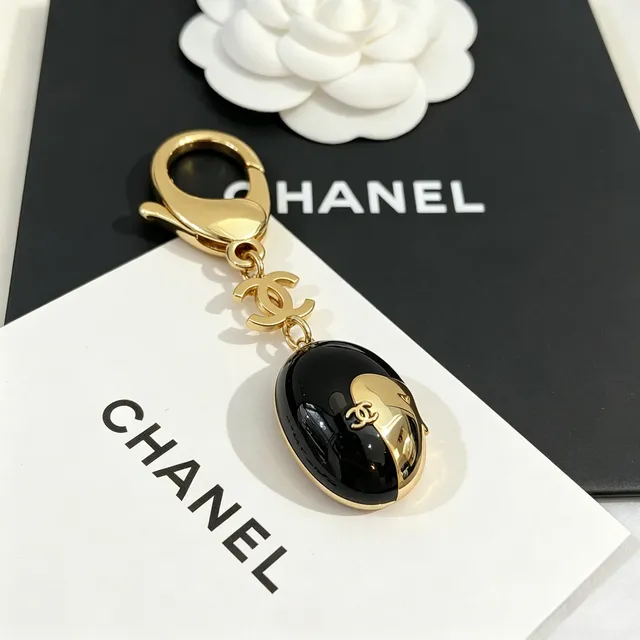Chanel Pendentif Ovale Émail Noir et Or Bijouterie Hardware 5