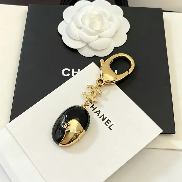 Chanel Pendentif Ovale Émail Noir et Or Bijouterie Hardware 6