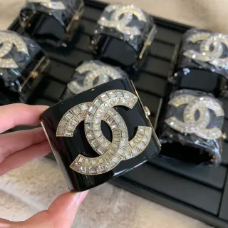 Chanel سوارة أسود ذهبي قاسي ليكر لامع
