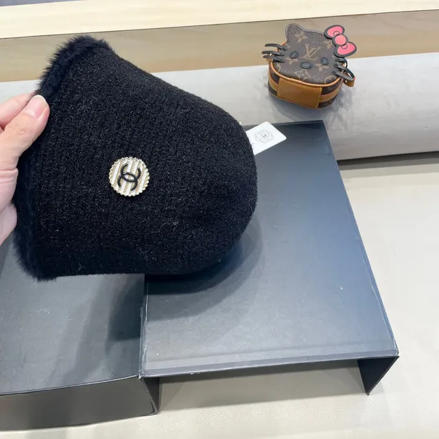 Chanel Black Knitted Fur-Trimmed Beanie 3
