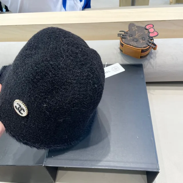 Chanel Black Knitted Fur-Trimmed Beanie 4