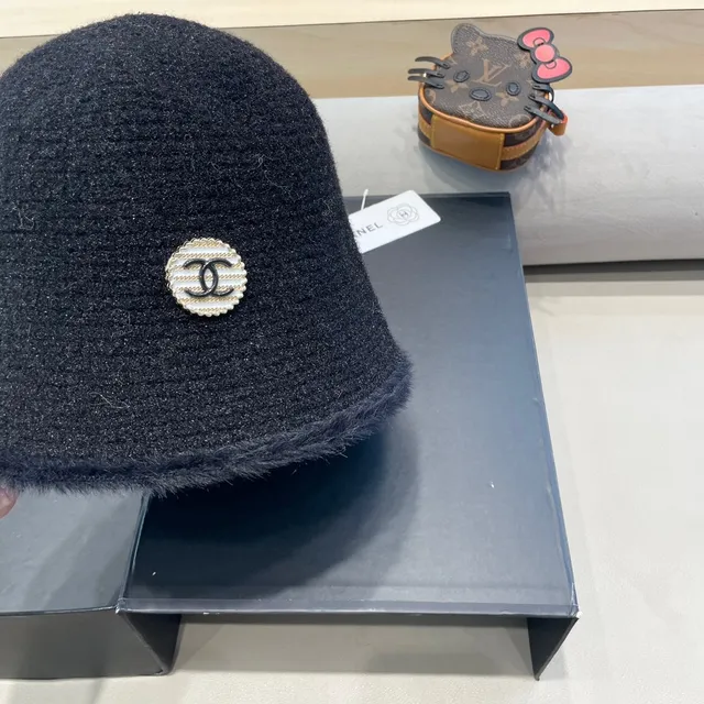 Chanel Black Knitted Fur-Trimmed Beanie 5