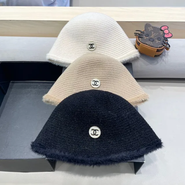 Chanel Black Knitted Fur-Trimmed Beanie 6