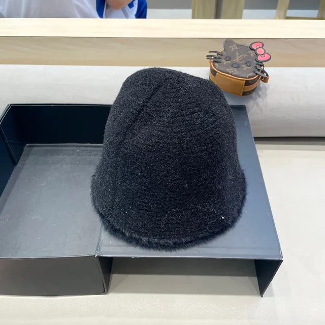 Chanel Black Knitted Fur-Trimmed Beanie 7