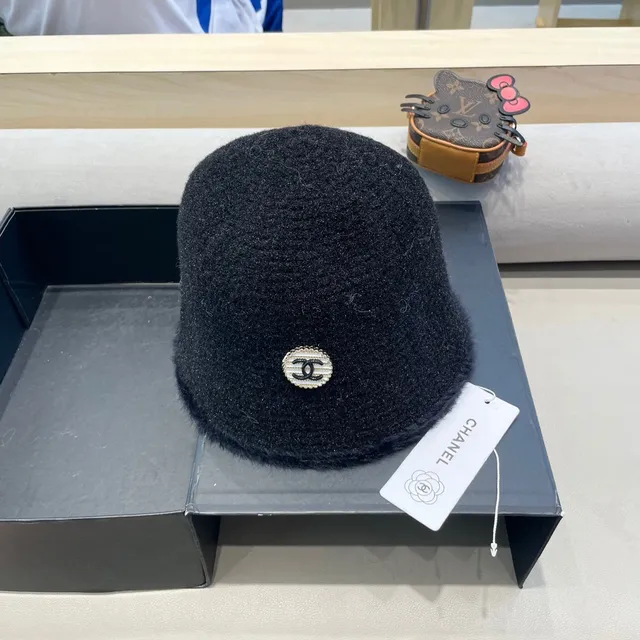 Chanel Black Knitted Fur-Trimmed Beanie 8