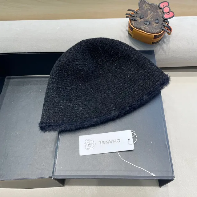 Chanel Black Knitted Fur-Trimmed Beanie 9