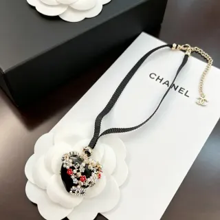 Chanel काला सफेद कैमेलिया मोटिफ रेजिन पेंडेंट हार