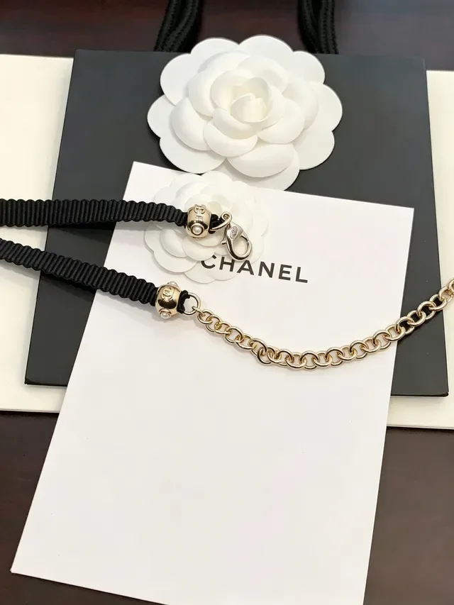 Chanel قلادة كاميليا أسود أبيض ريزن 2