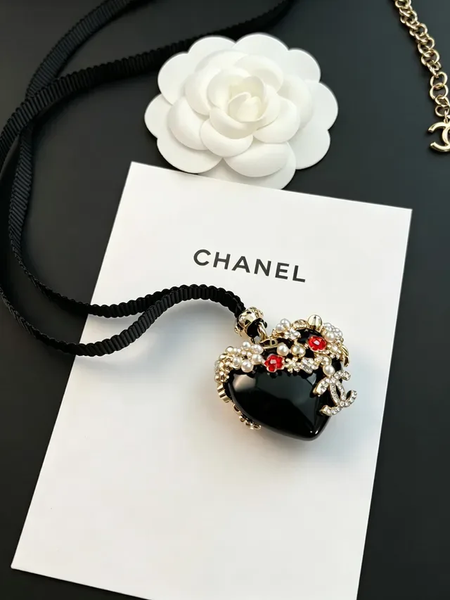 Chanel قلادة كاميليا أسود أبيض ريزن 3