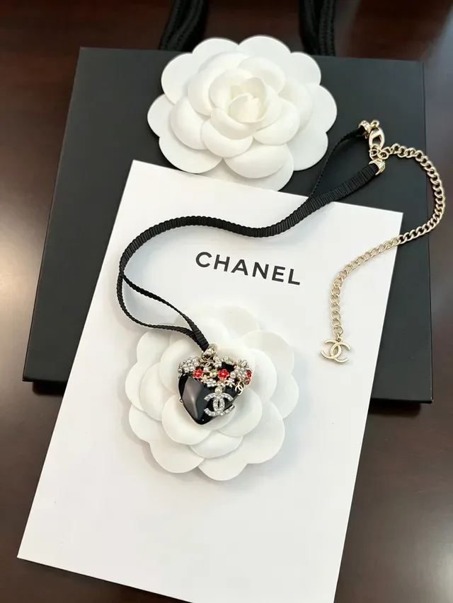 Chanel قلادة كاميليا أسود أبيض ريزن 4