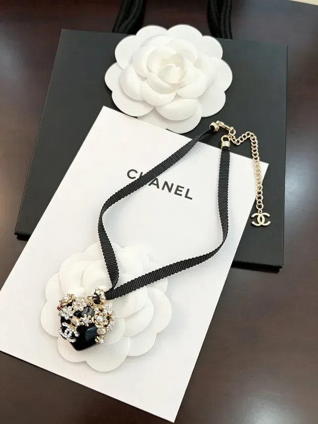 Chanel قلادة كاميليا أسود أبيض ريزن 5