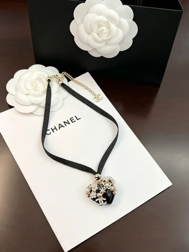 Chanel قلادة كاميليا أسود أبيض ريزن 6