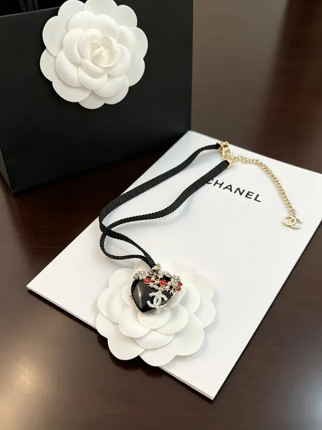 Chanel قلادة كاميليا أسود أبيض ريزن 7