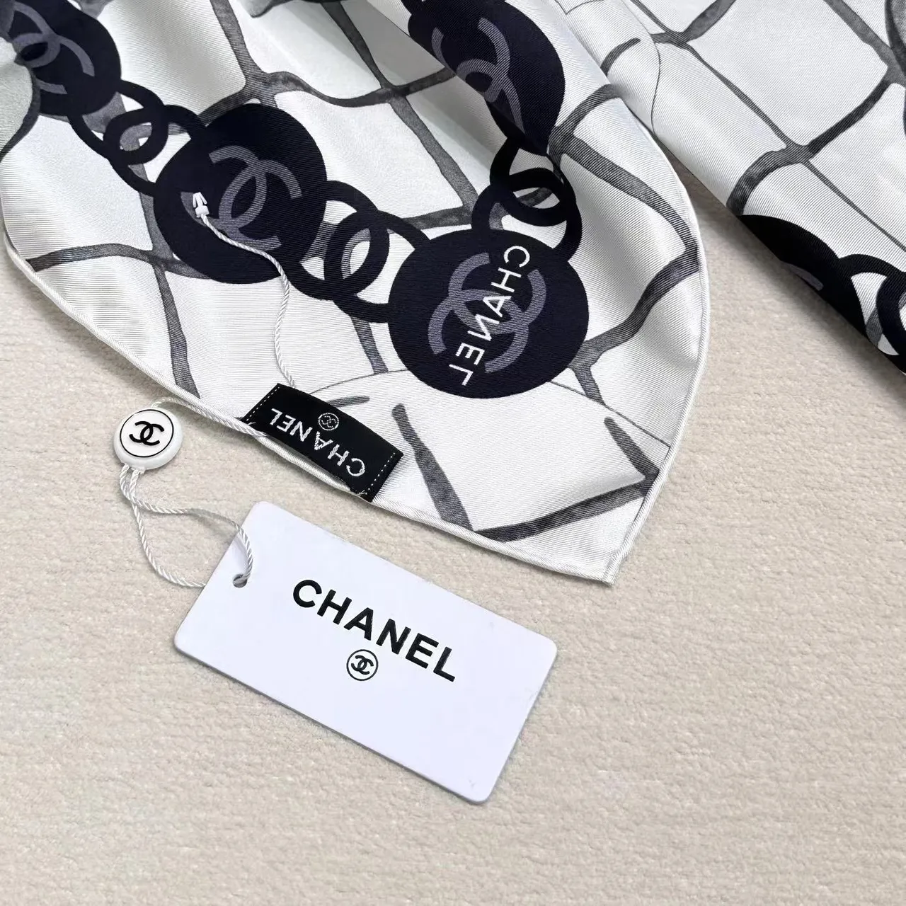Chanel chaqueta de tweed negra y blanca con ribetes de cuero en patrón herringbone 2