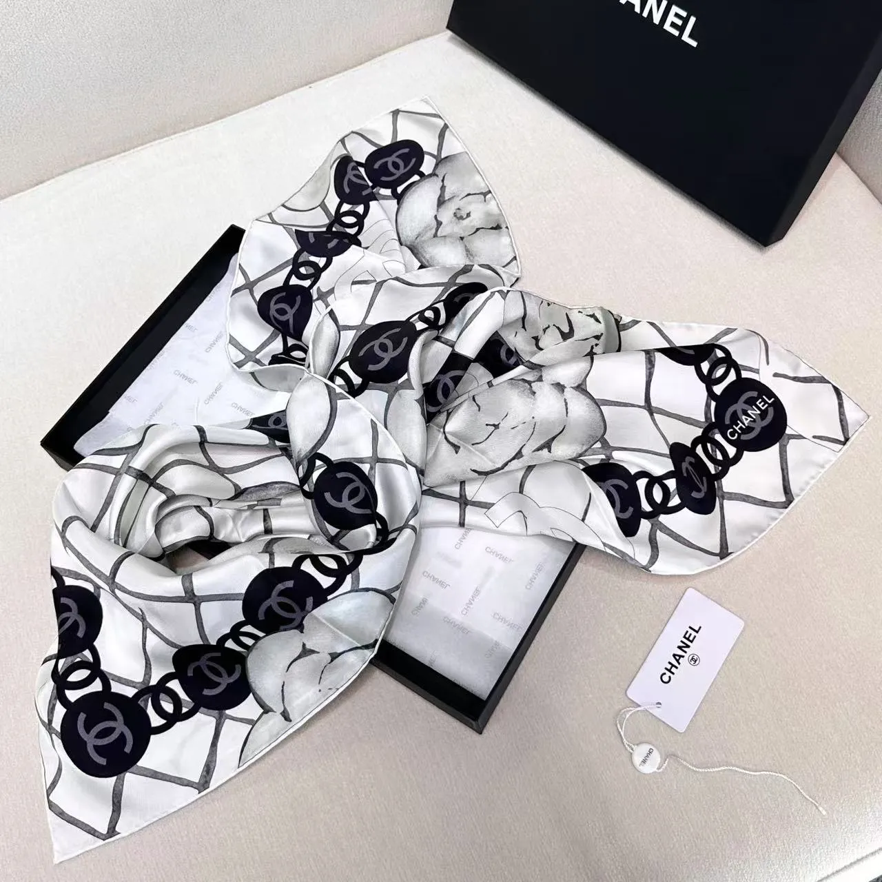 Chanel chaqueta de tweed negra y blanca con ribetes de cuero en patrón herringbone 5