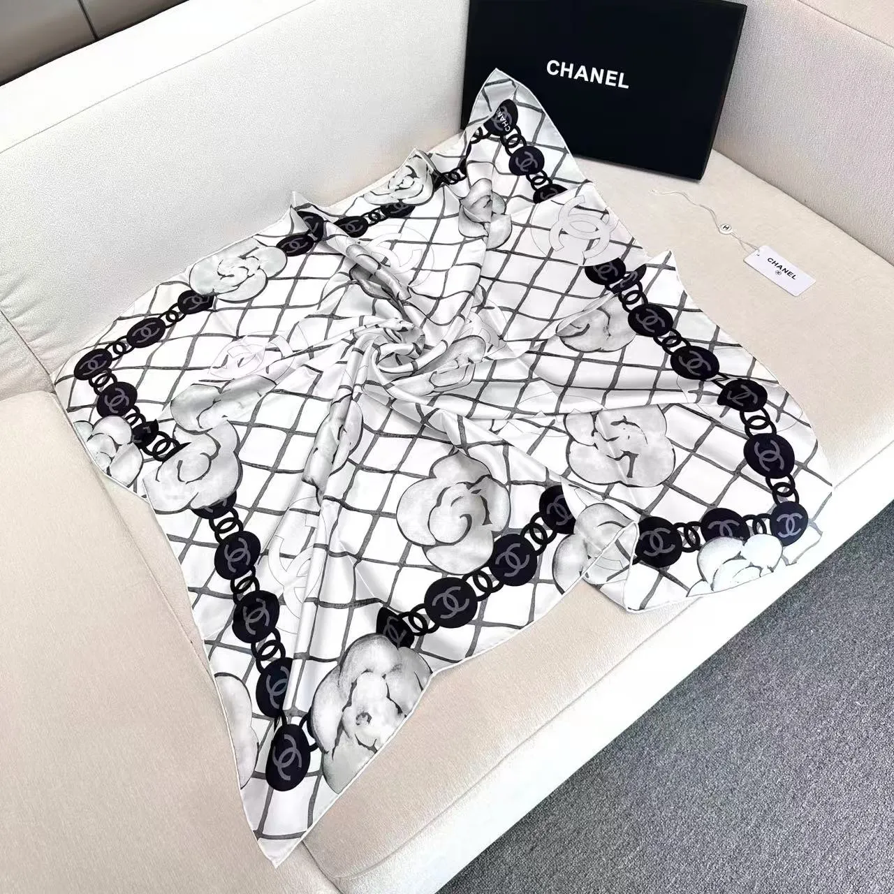 Chanel chaqueta de tweed negra y blanca con ribetes de cuero en patrón herringbone 6