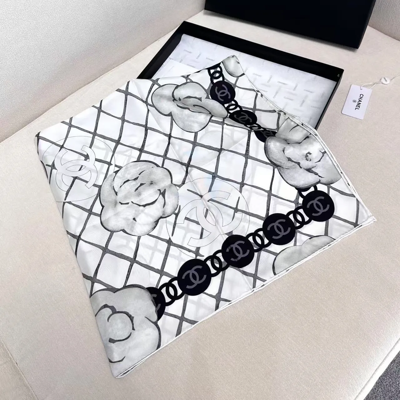 Chanel chaqueta de tweed negra y blanca con ribetes de cuero en patrón herringbone 7