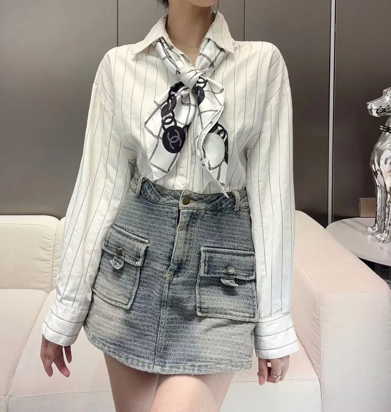 Chanel chaqueta de tweed negra y blanca con ribetes de cuero en patrón herringbone 9