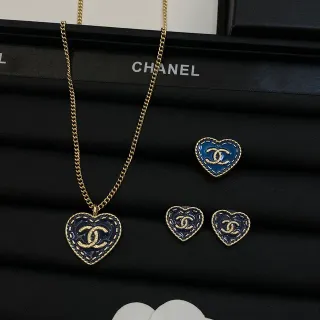 Chanel قلادة زرقاء ذهبية على شكل قلب مينا