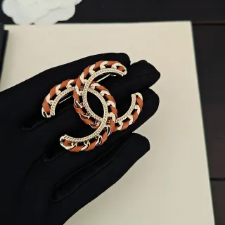 Chanel भूरा चांदी Interlocking CC Logo Chain-Link Construction ब्रोच