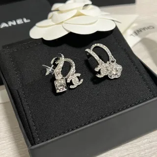 Chanel كاميليا و لك بافيه كريستال أقراط غير متماثلة