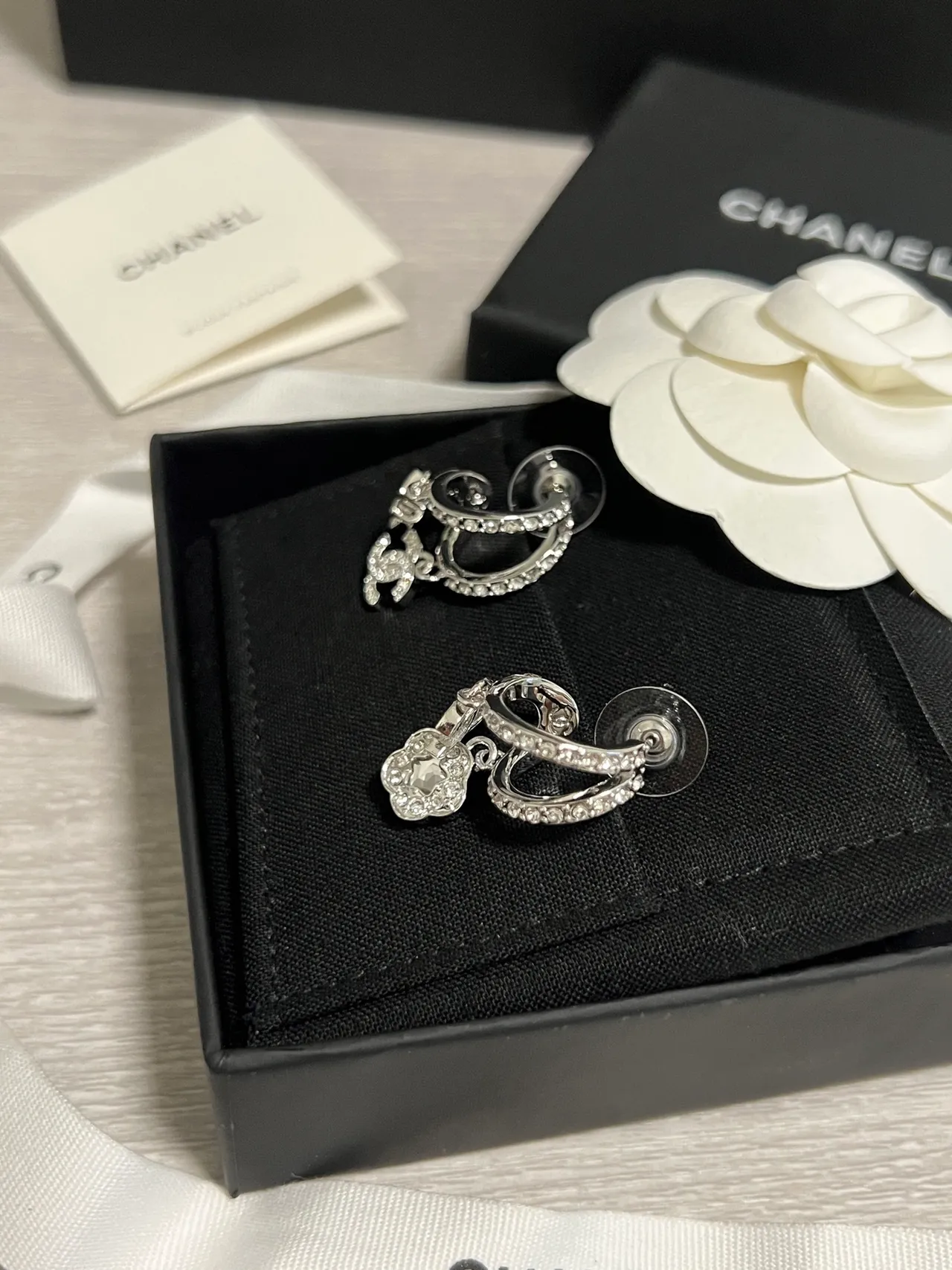 Chanel كاميليا و لك بافيه كريستال أقراط غير متماثلة 3