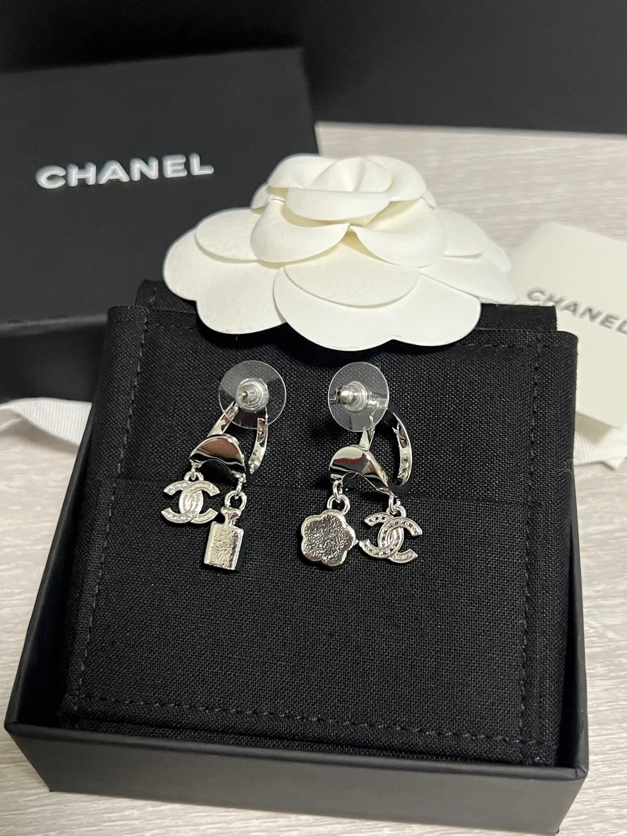 Chanel كاميليا و لك بافيه كريستال أقراط غير متماثلة 5