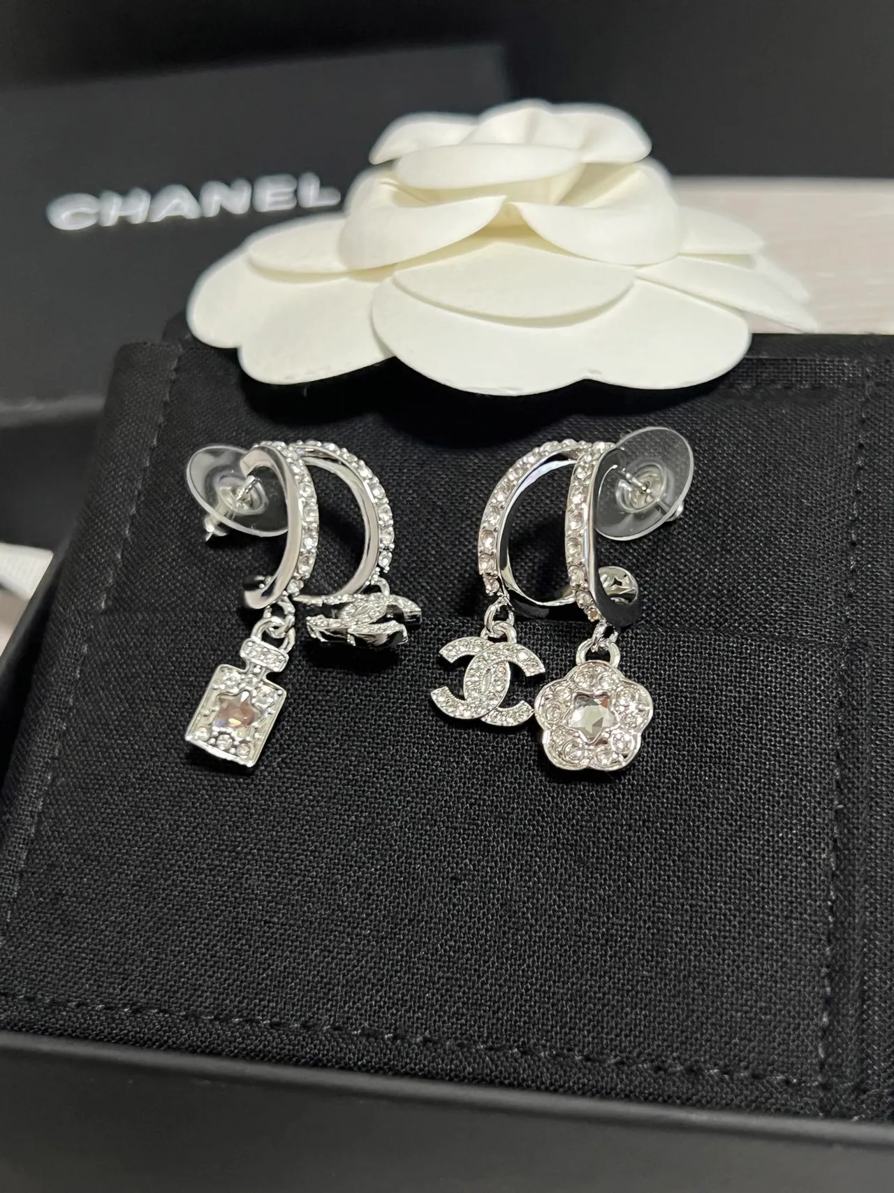 Chanel كاميليا و لك بافيه كريستال أقراط غير متماثلة 6